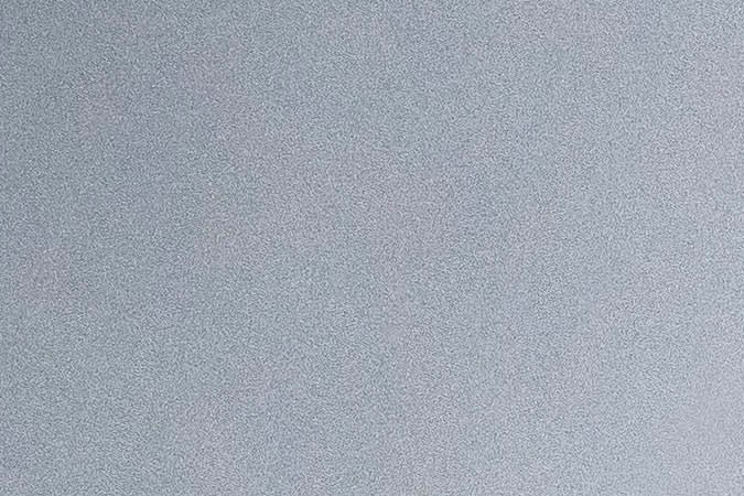 Trabajadores retiran nieve con pala de la entrada de su restaurante y bar en el centro de Manhattan durante una tormenta de nieve.