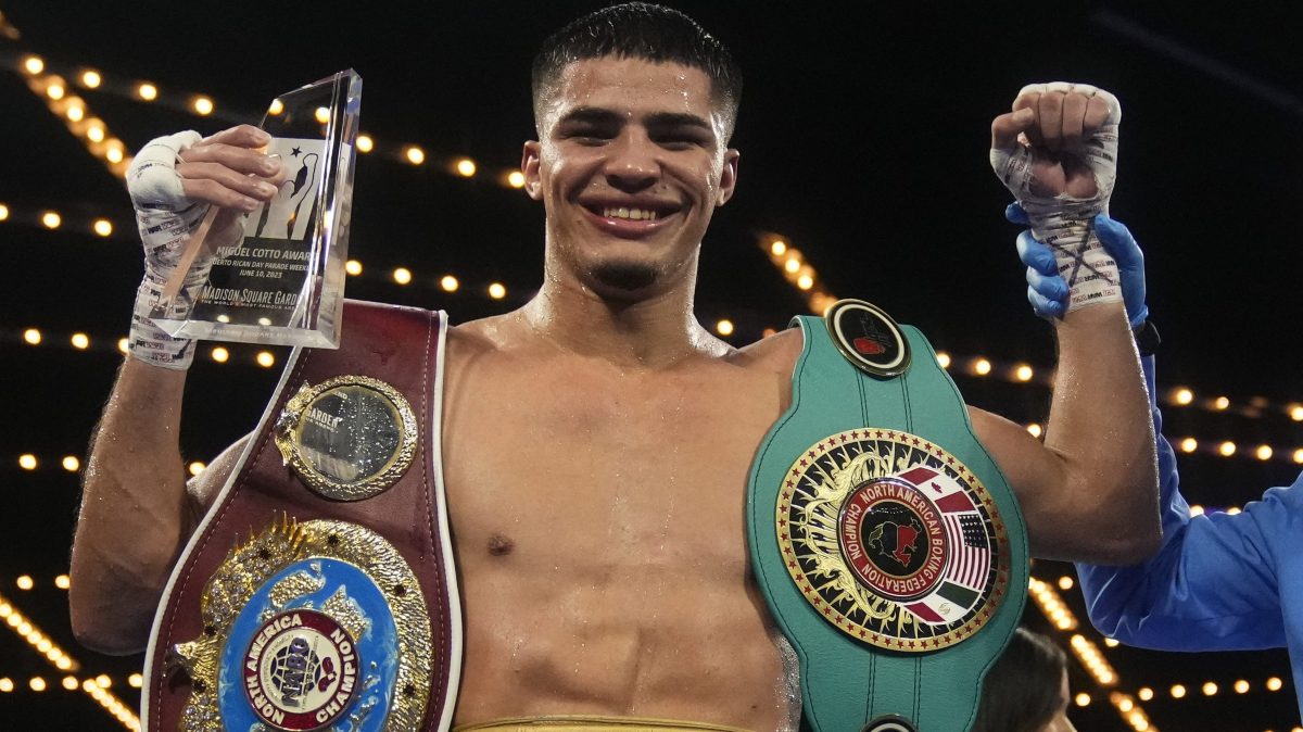 Boxeadores Xander Zayas y Emiliano Vargas se roban el show en el espectáculo de Bad Bunny en el Super Bowl