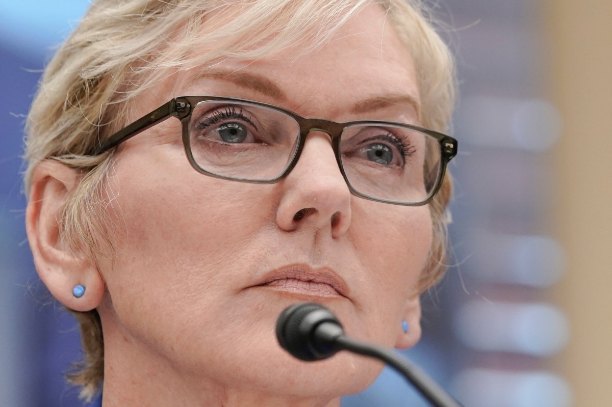 (Entrevista en video) Jennifer Granholm, exsecretaria del DOE, cuestiona cancelación de fondos federales para placas solares en Puerto Rico