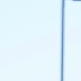 Un miembro de la Oficina de Aduanas y Protección Fronteriza de EE. UU. pasa junto a un grupo de migrantes reunidos a lo largo de la frontera el martes 5 de diciembre de 2023 en Lukeville, Arizona.