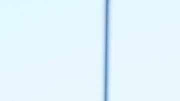 Un miembro de la Oficina de Aduanas y Protección Fronteriza de EE. UU. pasa junto a un grupo de migrantes reunidos a lo largo de la frontera el martes 5 de diciembre de 2023 en Lukeville, Arizona.