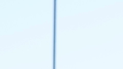 Un miembro de la Oficina de Aduanas y Protección Fronteriza de EE. UU. pasa junto a un grupo de migrantes reunidos a lo largo de la frontera el martes 5 de diciembre de 2023 en Lukeville, Arizona.