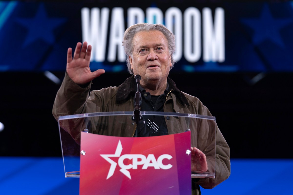 Fiscalía pide cerrar el caso por desacato contra Steve Bannon, exasesor de Trump