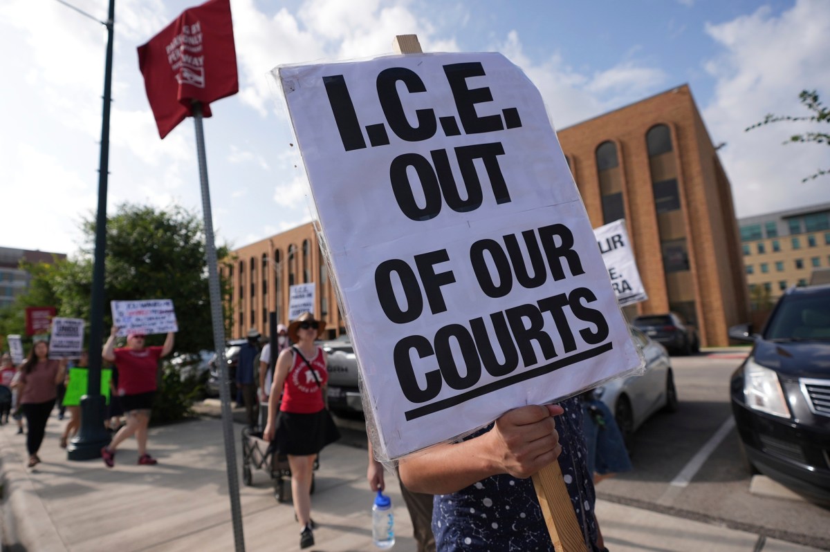 ¿Por qué es más difícil para abogados defender a inmigrantes detenidos por ICE?