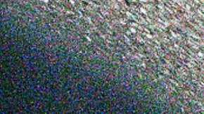 Agentes de ICE escoltan a un inmigrante detenido hasta un ascensor.