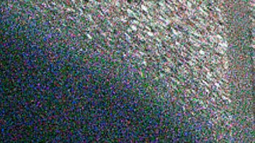 Agentes de ICE escoltan a un inmigrante detenido hasta un ascensor.