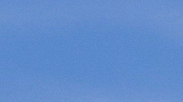 El Departamento de Seguridad Nacional y las banderas estadounidenses ondean afuera de la oficina regional del Servicio de Inmigración y Control de Aduanas de Estados Unidos (ICE).