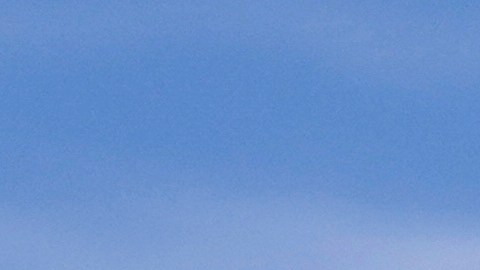 El Departamento de Seguridad Nacional y las banderas estadounidenses ondean afuera de la oficina regional del Servicio de Inmigración y Control de Aduanas de Estados Unidos (ICE).