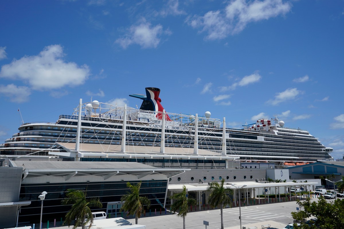Arrestan a hermanastro de adolescente de Florida hallada muerta en un crucero