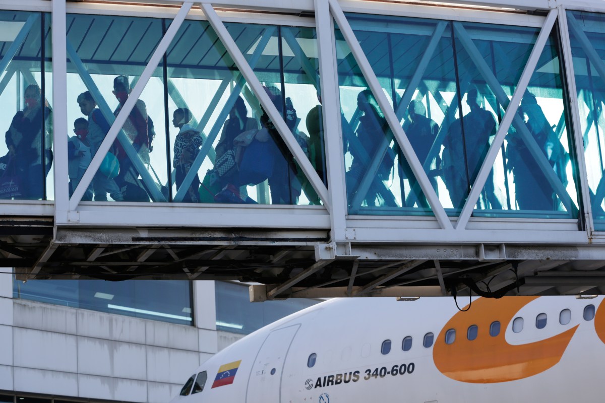 Aterriza en Venezuela avión con 110 migrantes repatriados desde Estados Unidos