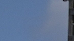 Palestinos recogen sacos de harina de un camión en movimiento que transporta ayuda del Programa Mundial de Alimentos (PMA).