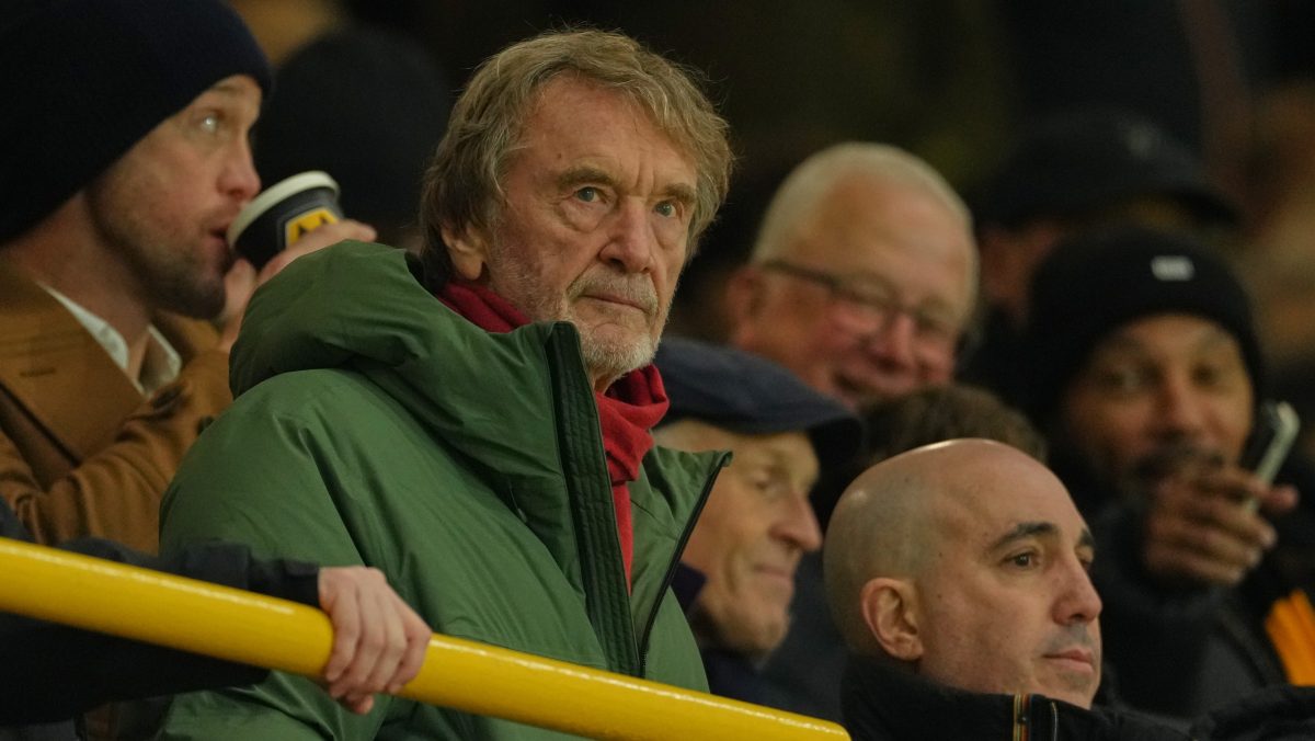 Dueño de Manchester United enfrenta polémica tras criticar a migrantes