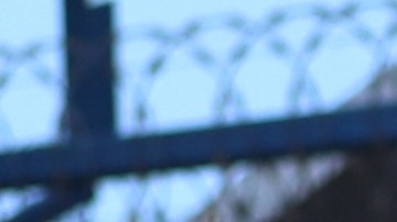 Un vehículo blindado se encuentra estacionado afuera del Centro de Detención Contra el Terrorismo (CECOT) en Tecololuca, El Salvador, el viernes 30 de enero de 2026.