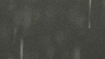 Familiares de personas detenidas por motivos políticos protestan con cadenas frente a la policía que custodia el centro de detención Zona 7, Boleíta, Caracas.