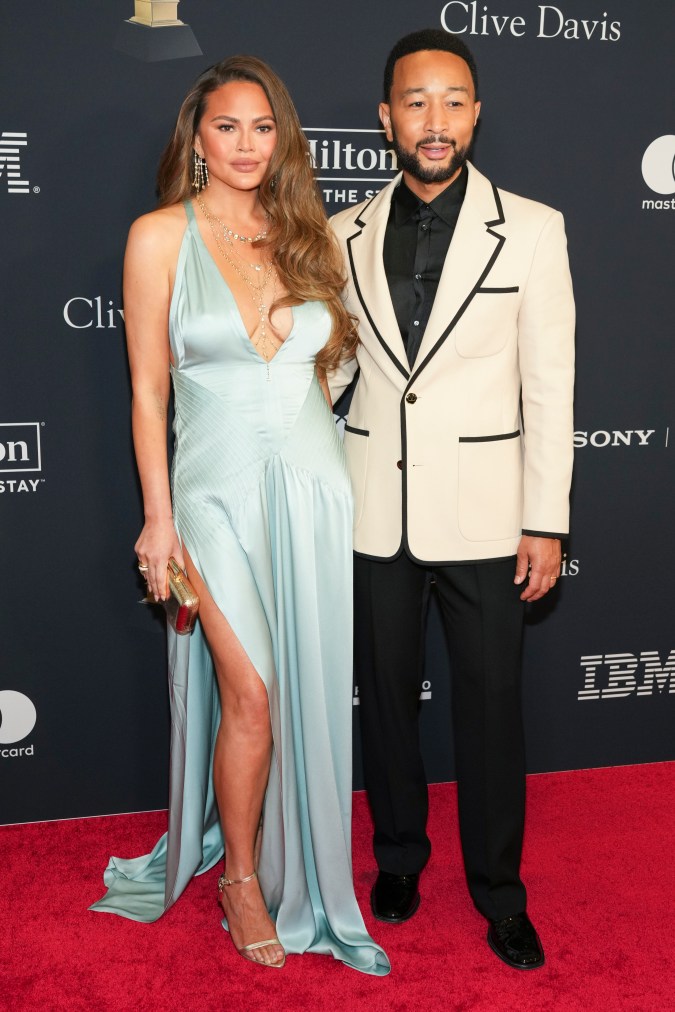 Chrissy Teigen y John Legend en la alfombra roja de los premios Grammy 2026.