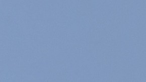 Un hombre camina entre banderas estadounidenses y cubanas en La Habana, el domingo 1 de febrero de 2026.