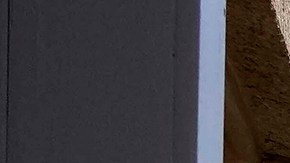 Personas toman fotos cerca de una estatua de John Harvard, a la izquierda, en el campus de la Universidad de Harvard.