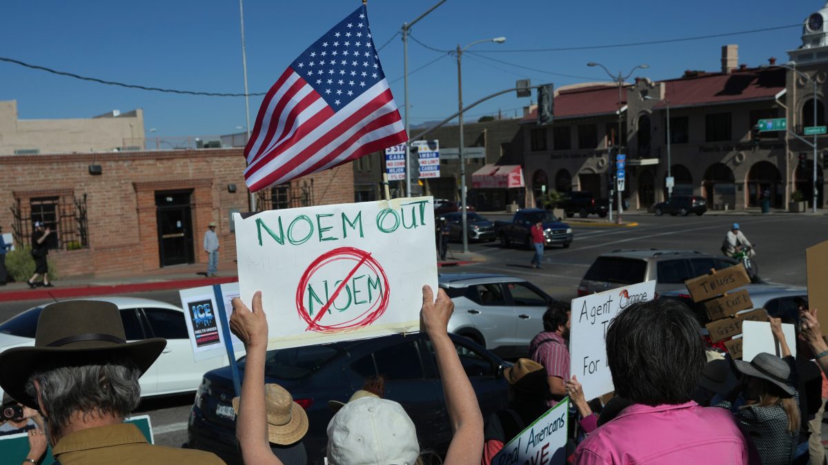 Organizaciones exigen juicio político para Kristi Noem por abusos de ICE