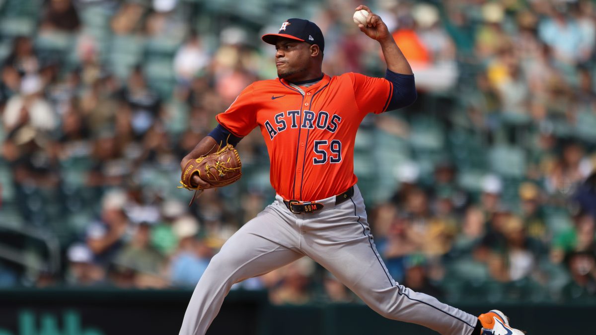 Dominicano Framber Valdez llega a Detroit con contrato por tres años