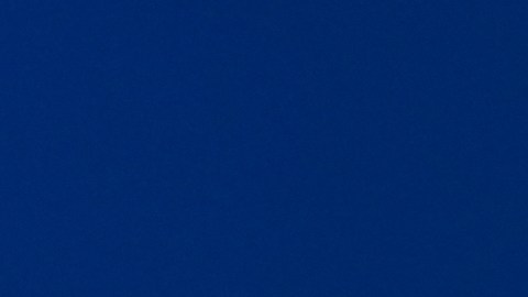 Un estudiante manifestante sostiene un cartel contra el Servicio de Inmigración y Control de Aduanas (ICE) en el campus de la Universidad de Minnesota durante una protesta contra el ICE.