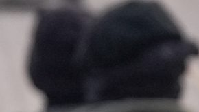 Agentes federales encapuchados realizan operativos de control migratorio.