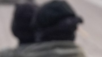 Agentes federales encapuchados realizan operativos de control migratorio.