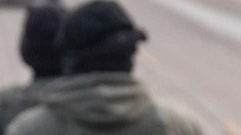 Agentes federales encapuchados realizan operativos de control migratorio.