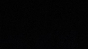 Una gasolinera sin combustible se encuentra cerca de la embajada de Estados Unidos, en la foto de fondo, La Habana, Cuba, el sábado 7 de febrero de 2026.