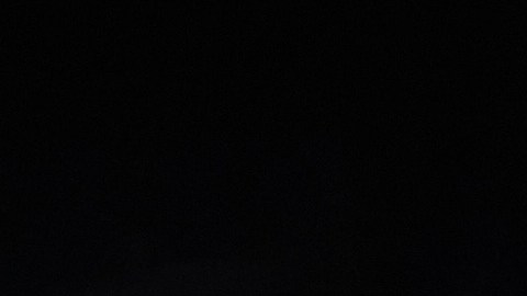 Una gasolinera sin combustible se encuentra cerca de la embajada de Estados Unidos, en la foto de fondo, La Habana, Cuba, el sábado 7 de febrero de 2026.