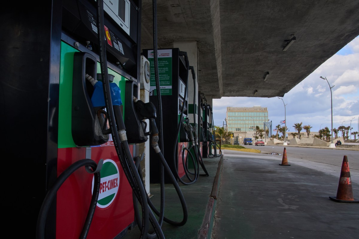 Cuba dice a aerolíneas que dispone de combustible para vuelos solo por 24 horas