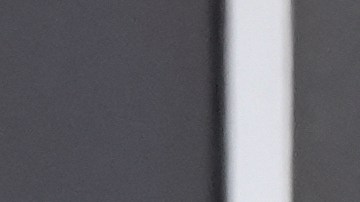 Un agente del ICE se encuentra afuera de un almacén mientras funcionarios federales recorren las instalaciones para considerar su reutilización como centro de detención del ICE, el 15 de enero de 2026, en Kansas City, Missouri.