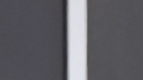 Un agente del ICE se encuentra afuera de un almacén mientras funcionarios federales recorren las instalaciones para considerar su reutilización como centro de detención del ICE, el 15 de enero de 2026, en Kansas City, Missouri.