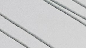 El río Saginaw pasa por la construcción del Puente Internacional Gordie Howe, que conecta Windsor, Ontario, con el río Detroit, el 25 de octubre de 2023.