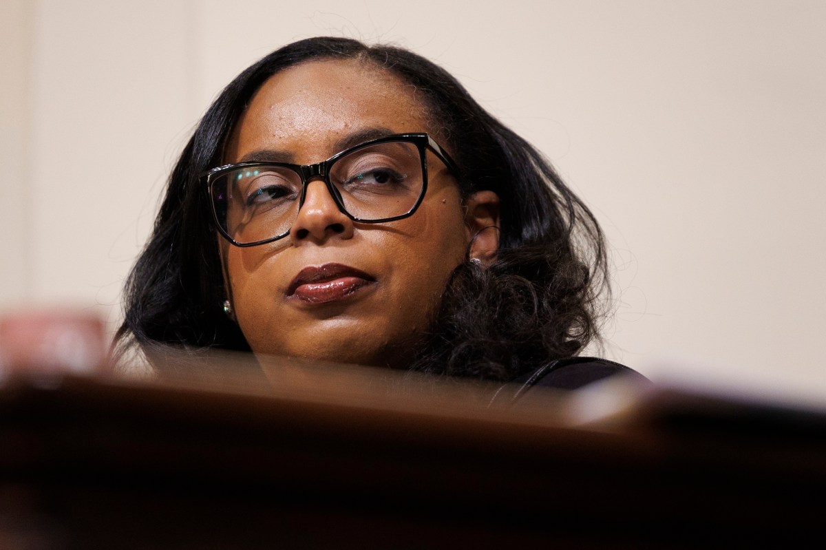 Congresista demócrata de NJ le pregunta a director de ICE si pensaba que iría al infierno por muertes de civiles a manos de agentes