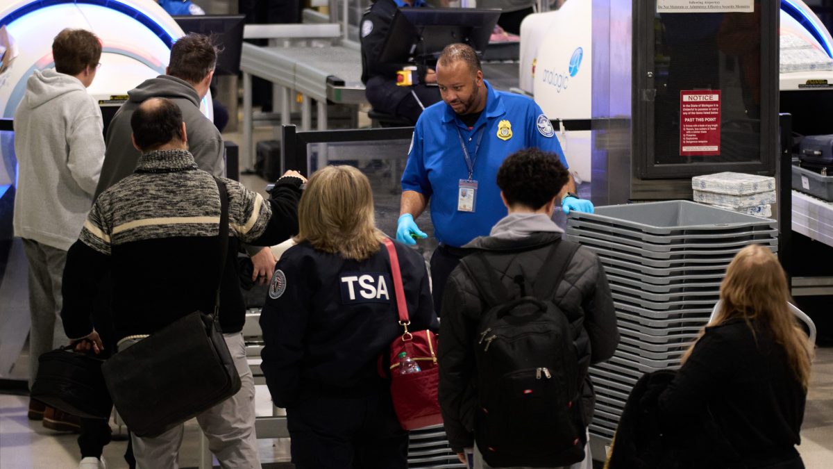 Agentes de TSA trabajan sin paga en aeropuertos de EE.UU. debido a otro cierre parcial del gobierno