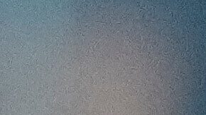 Nelsy Escorcia yace afuera del centro de detención Zona 7 de la PNB, donde se encuentra detenido su esposo, Franklin Parra, mientras espera su liberación en Caracas.