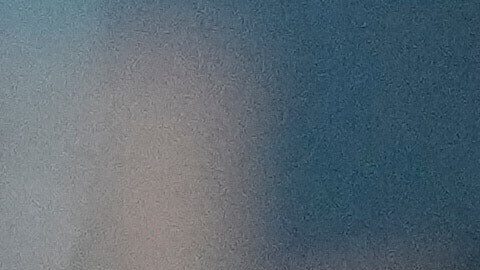 Nelsy Escorcia yace afuera del centro de detención Zona 7 de la PNB, donde se encuentra detenido su esposo, Franklin Parra, mientras espera su liberación en Caracas.