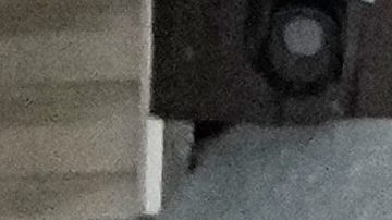 Un hombre enciende una vela en la tumba del líder opositor ruso Alexei Navalny, dos años después de su muerte, en el cementerio Borisovskoye de Moscú.