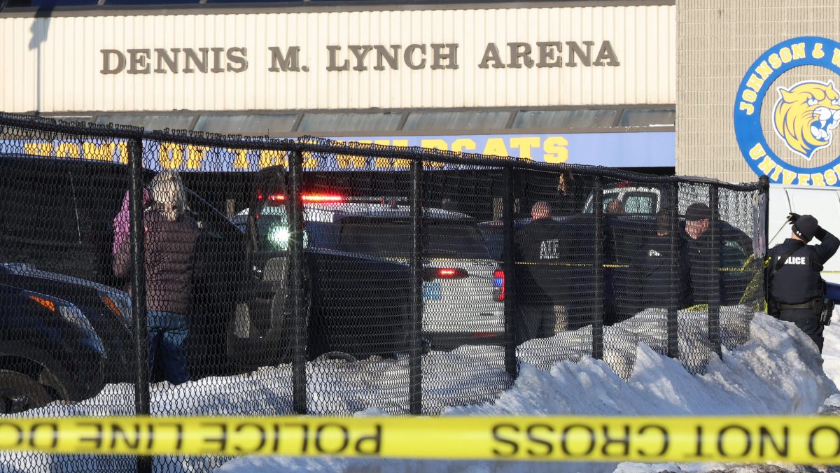 Tiroteo durante partido de hockey sobre hielo deja 3 muertos y 3 heridos en Rhode Island