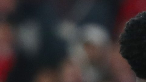 Vinicius Junior del Real Madrid celebra con el entrenador del Real Madrid, Álvaro Arbeloa, el primer gol durante un partido de fútbol de playoffs de la Liga de Campeones entre el SL Benfica y el Real Madrid en Lisboa, Portugal, el martes 17 de febrero de 2026.