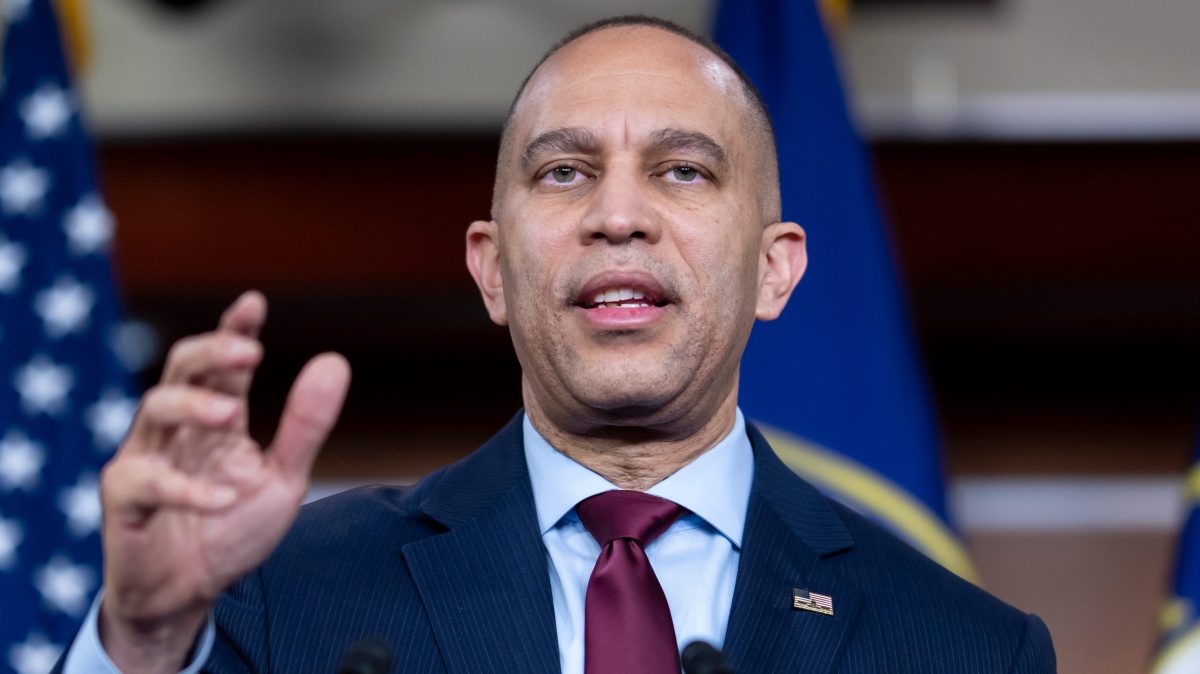 Hakeem Jeffries tilda el discurso de Trump como un “completo desastre” lleno de odio