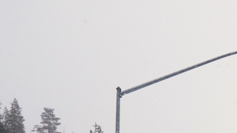 La nieve cubre una rampa de salida de la carretera interestatal 80 el miércoles 18 de febrero de 2026 cerca de Soda Springs, California.