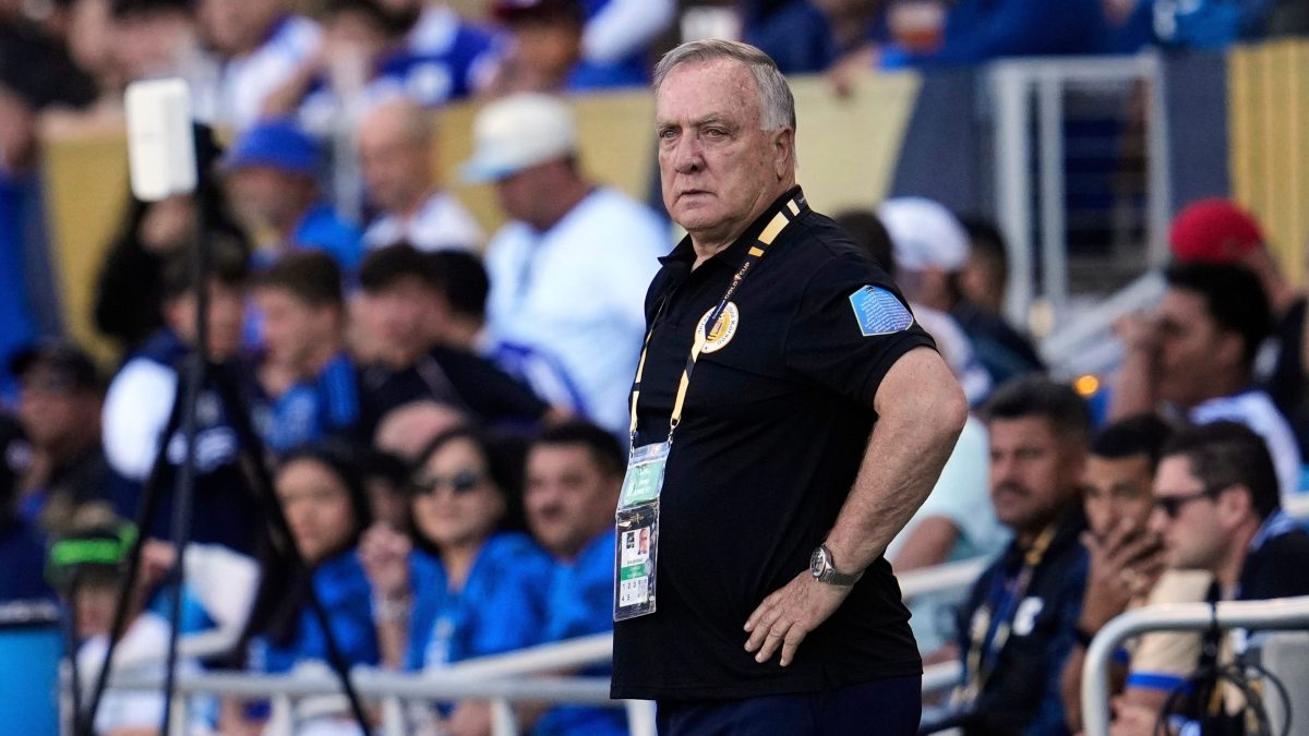Dick Advocaat renuncia como DT de Curazao a unos meses del Mundial 2026 por la salud de su hija