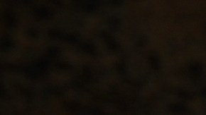 Vehículos pasan junto a un auto incendiado un día después de que el ejército mexicano matara al líder del Cártel Jalisco Nueva Generación.