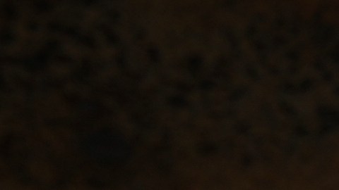 Vehículos pasan junto a un auto incendiado un día después de que el ejército mexicano matara al líder del Cártel Jalisco Nueva Generación.