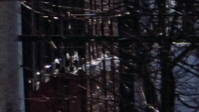 La gente opta por caminar en medio de la calle sobre aceras nevadas después de una tormenta de nieve.