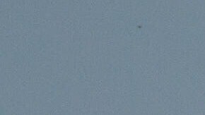 Un ferry navega por la bahía de La Habana mientras pasa junto a barcos de la guardia costera cubana atracados en el puerto al salir de Casablanca, Cuba, el jueves 26 de febrero de 2026.