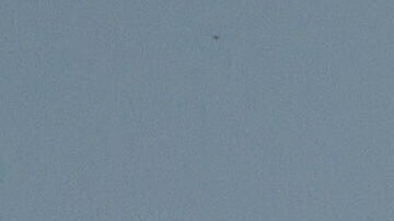 Un ferry navega por la bahía de La Habana mientras pasa junto a barcos de la guardia costera cubana atracados en el puerto al salir de Casablanca, Cuba, el jueves 26 de febrero de 2026.