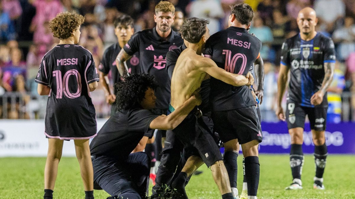 Así fue como fanáticos en Puerto Rico invadieron la cancha y derribaron a Messi [Video]