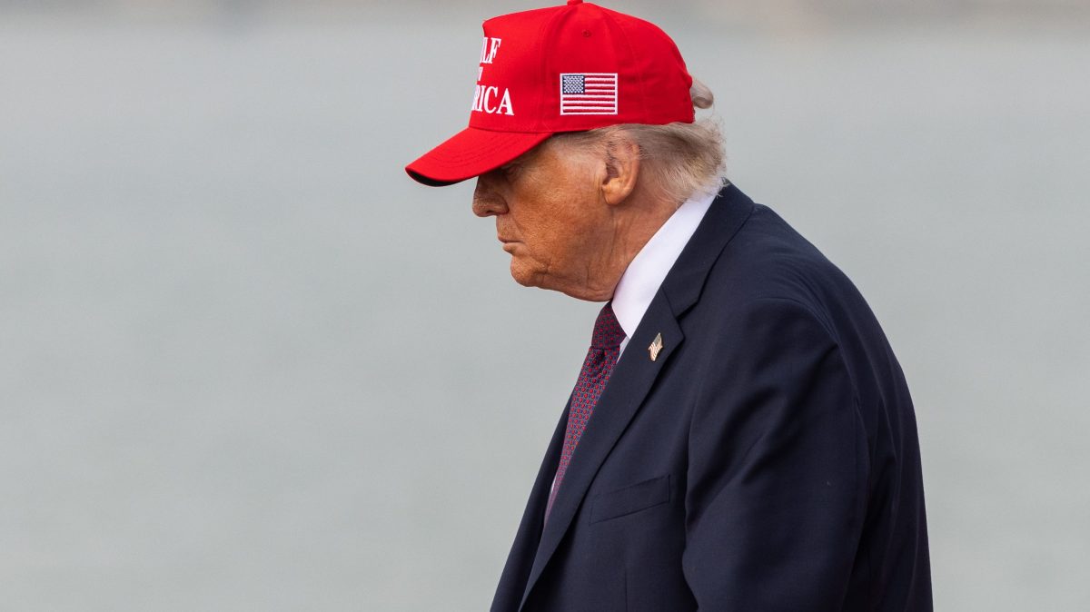 Ataque no provocado de Trump contra Irán no tiene mandato ni base legal, según análisis